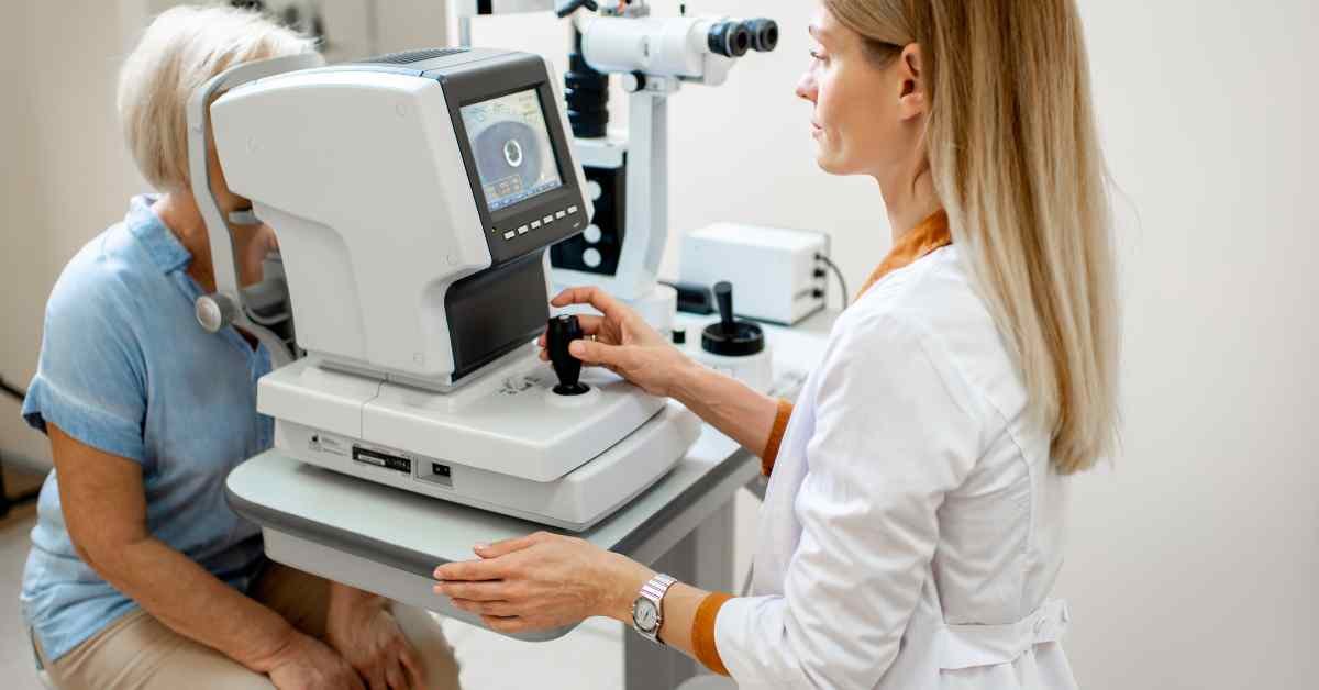 Profesional de la salud ocular realizando una prueba de diagnóstico a una paciente en una consulta oftalmológica. Descubre cómo montar una consulta oftalmológica con el equipamiento adecuado y tecnología avanzada.